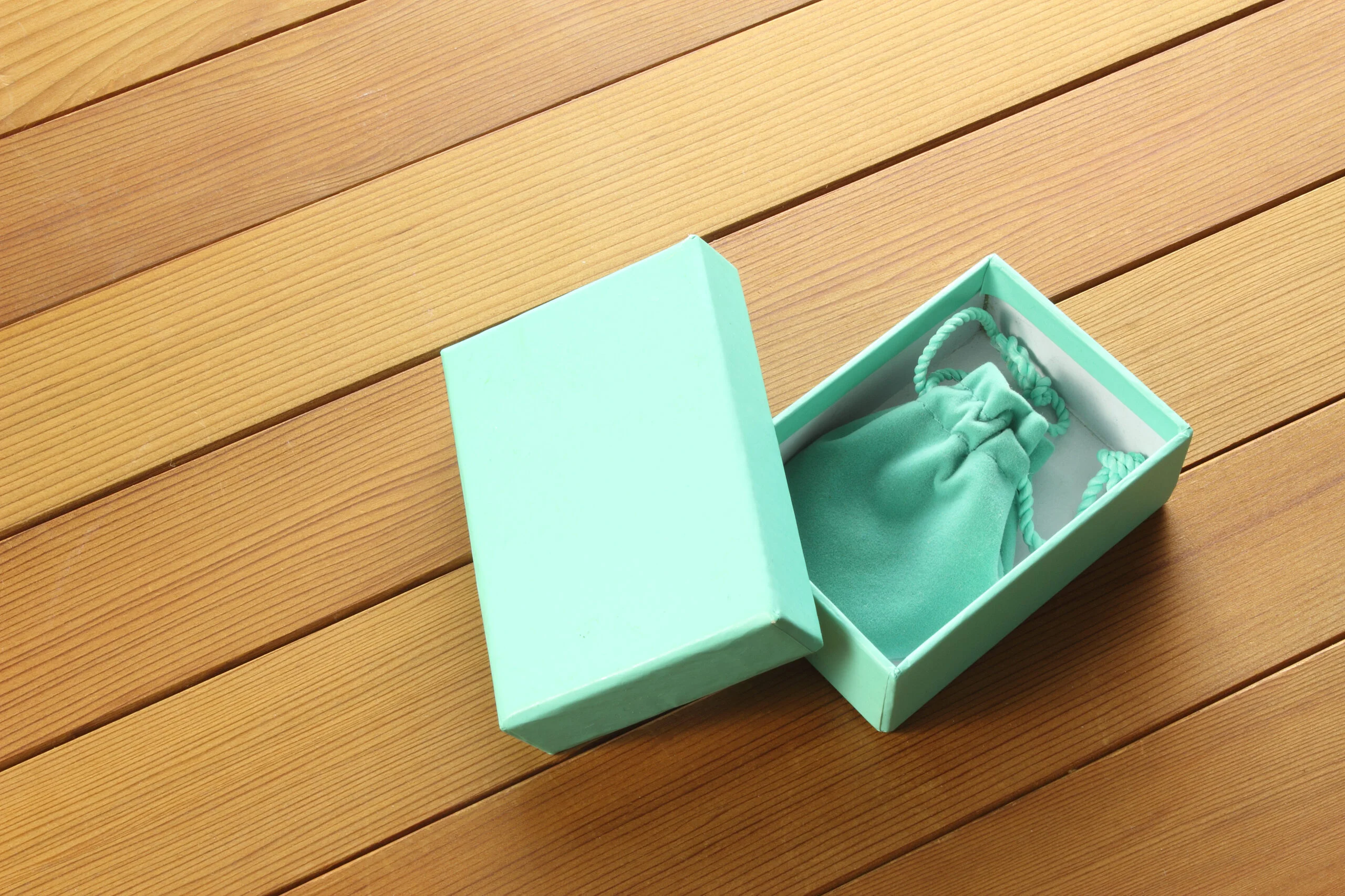 How Can You Choose The Right Material For Your Rigid Gift Boxes?